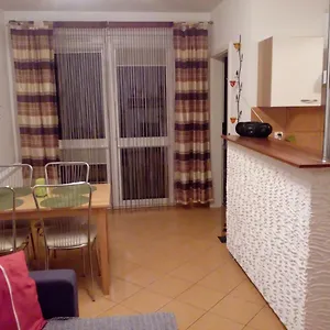 Tosia Mieści Się W Pobliżu Plaży Zachodniej 450 M. Do Dyspozycji Jest Też Mały Ogródek Z Miejscem Na Wypicie Porannej Kawy. Na Osiedlu Sąsiadującym Ze Sklepem Netto Oraz żabką, Znajduje Się Plac Zabaw Dla Dzieci Oraz Boisko Do Gry W Piłkę. Kołobrzeg